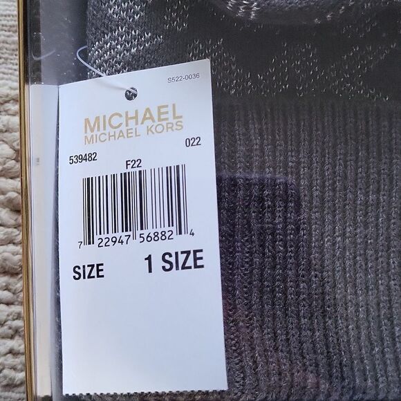 Michael Kors hat and scarf in a gift box - Picture 3 of 5